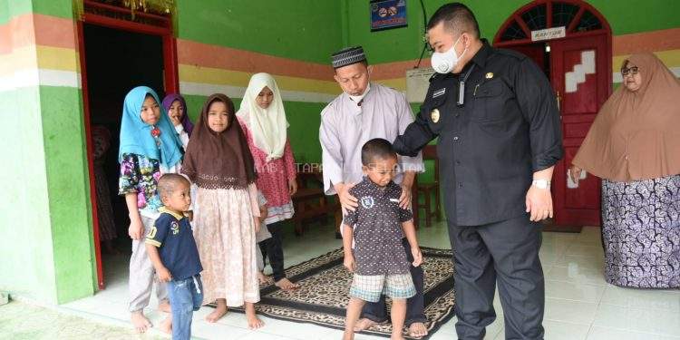 Meski Sibuk, Bupati ini Masih Menyempatkan Diri Untuk Bertemu Anak-anak dan Berikan Tali Asih