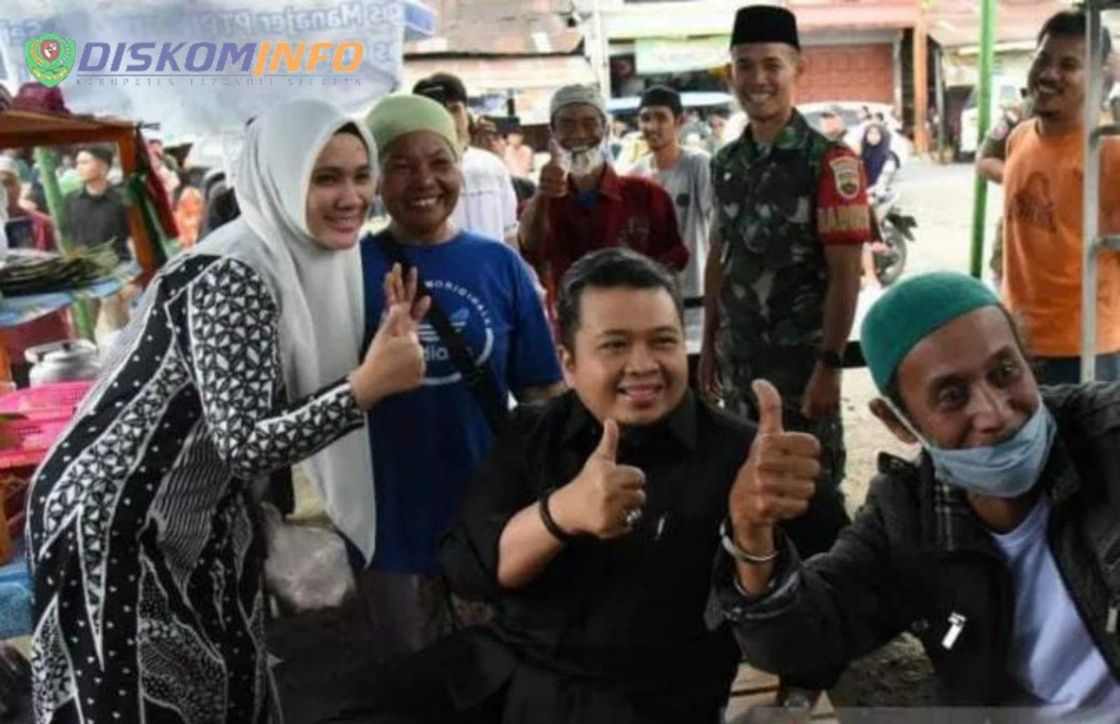 Bupati Beserta Ketua TP PKK Tapsel Berburu Sekaligus berbagi Takjil Kepada Masyarakat