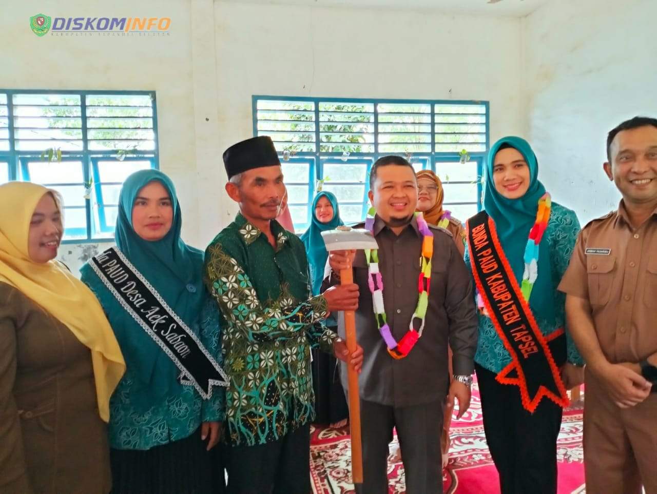 Bupati dan Ketua PKK Tapsel Serahkan Bantuan di Dua Desa Binaan