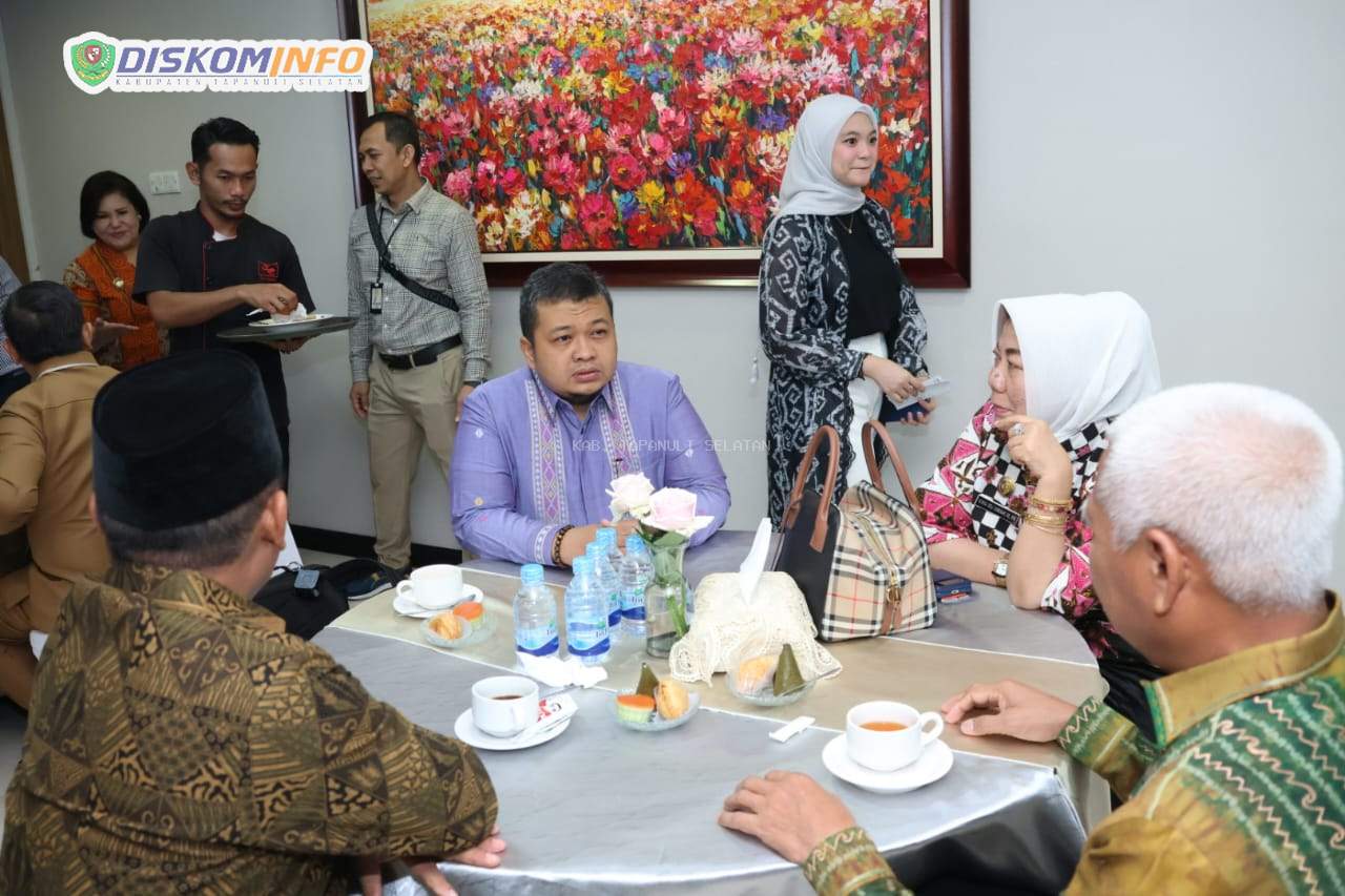 Hadiri RUPS-LB Bank Sumut, Bupati Tapsel Ucapkan Selamat ke Babay Parid Wazdi
