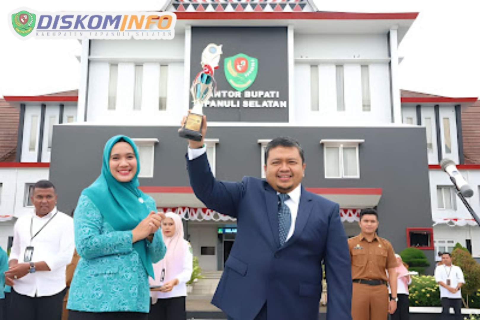 Raih Juara Umum Tingkat Provsu, Bupati Tapsel Serahkan Sejumlah Penghargaan Ke Kades dan PKK Desa