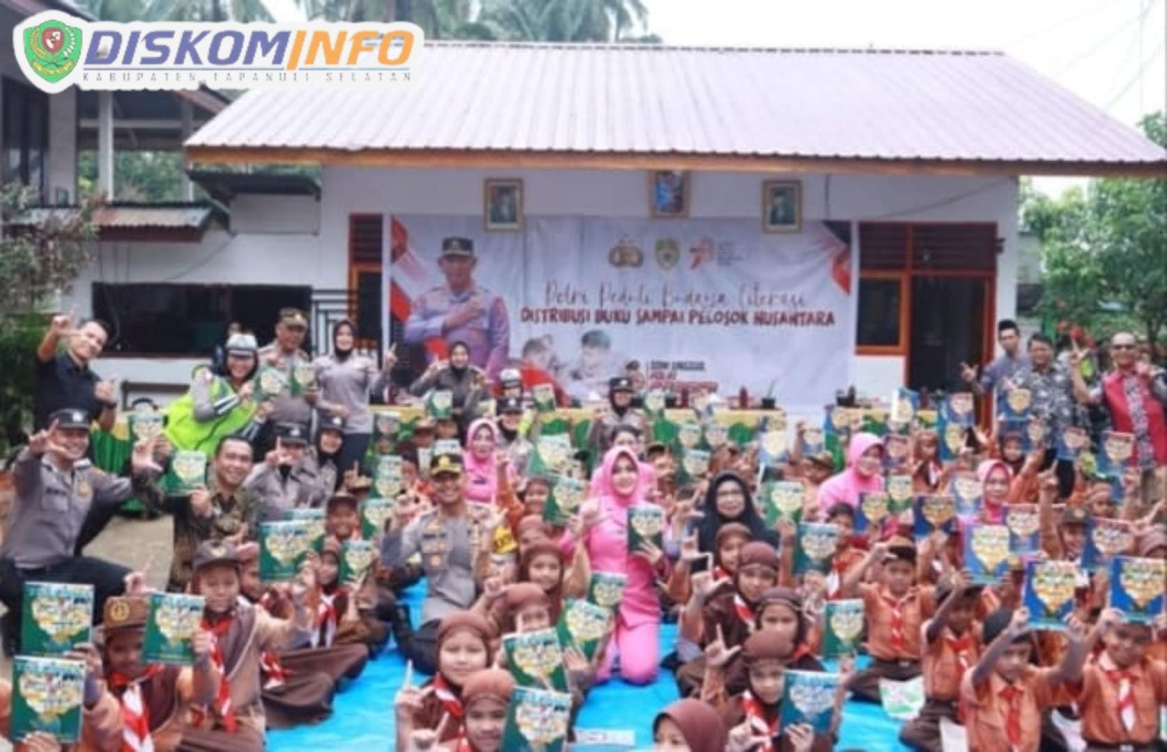 Sumbang Ratusan Buku Bersama Ketua Bhayangkari, Kapolres Tapsel: Membaca Buka Jendela Dunia