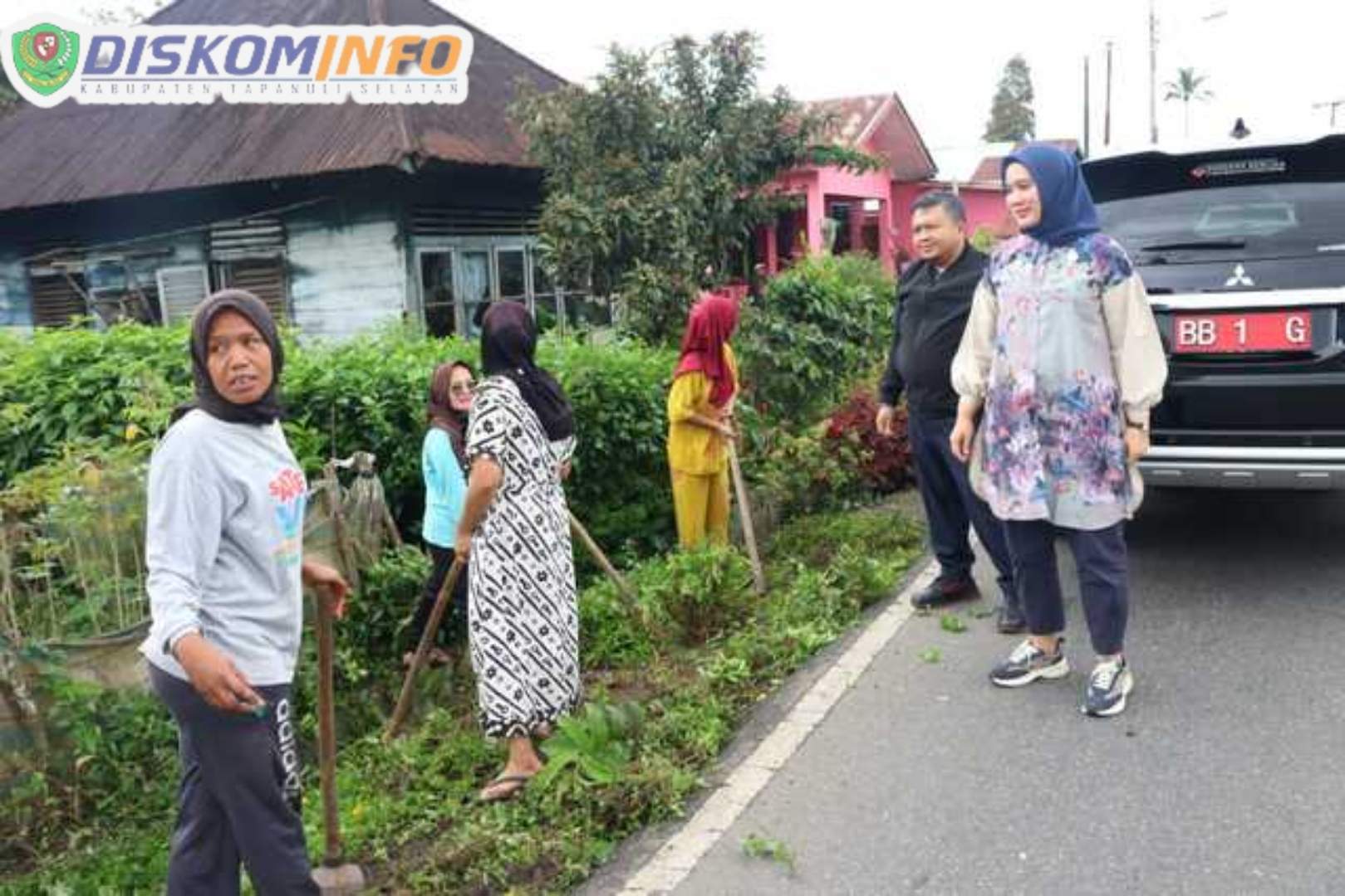 Membaur Bersama Masyarakat, Bupati dan Ketua TP PKK Tapsel Lakukan Gotong Royong