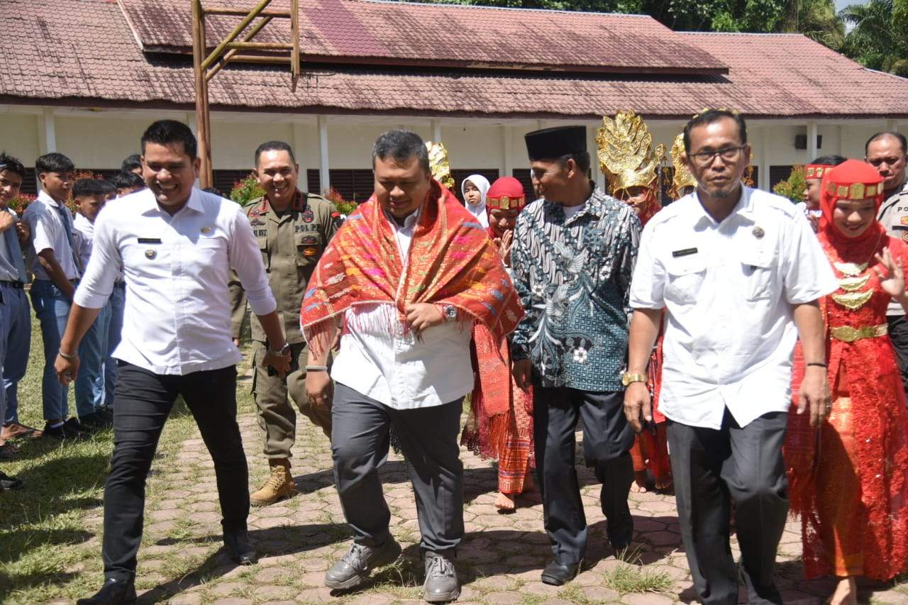 Bupati Tapsel Ajak Pelajar Bijak Dalam Bermedia Sosial