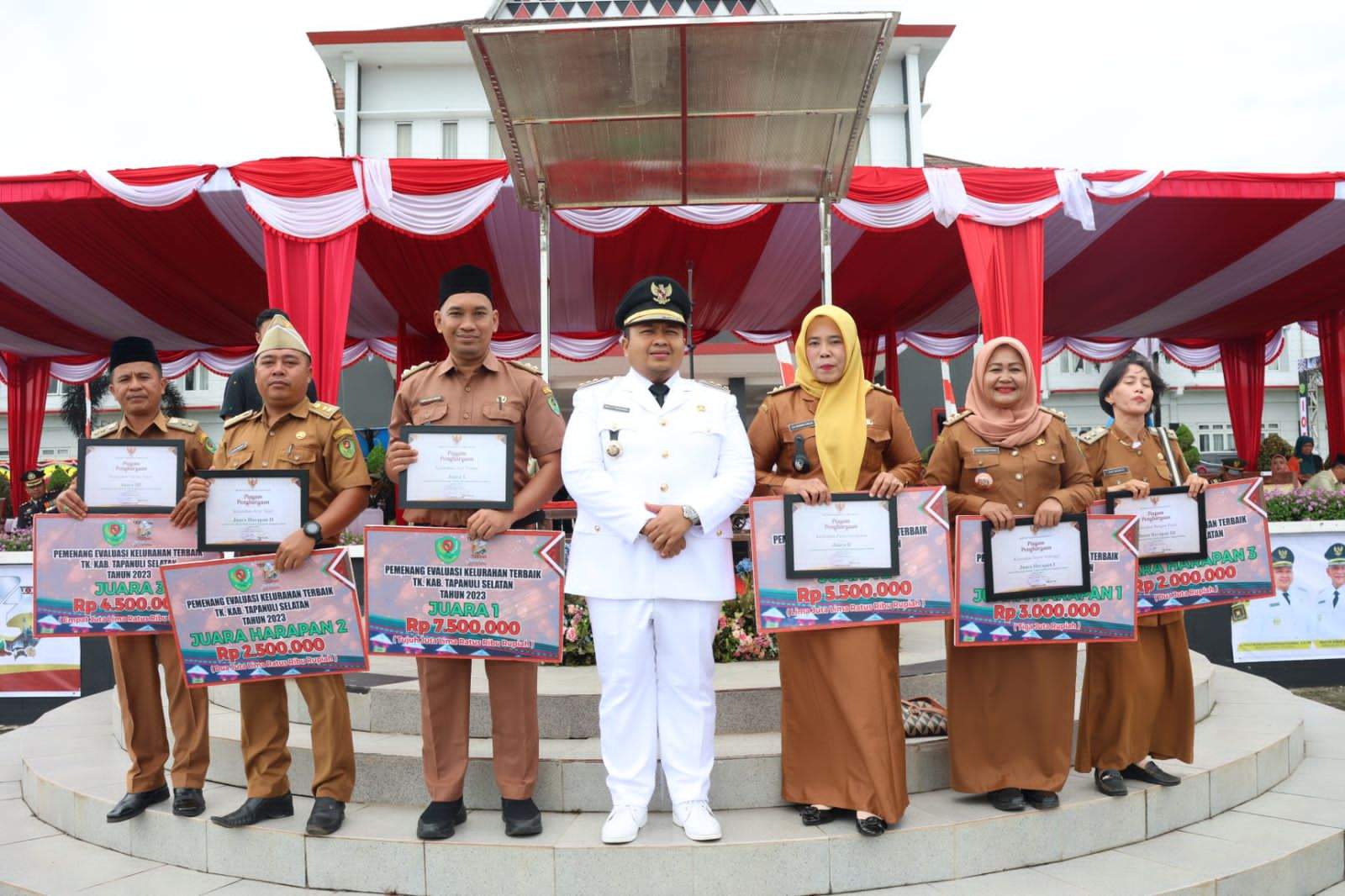 Alat Tradisional Warnai Hari Jadi ke-73 Tapsel