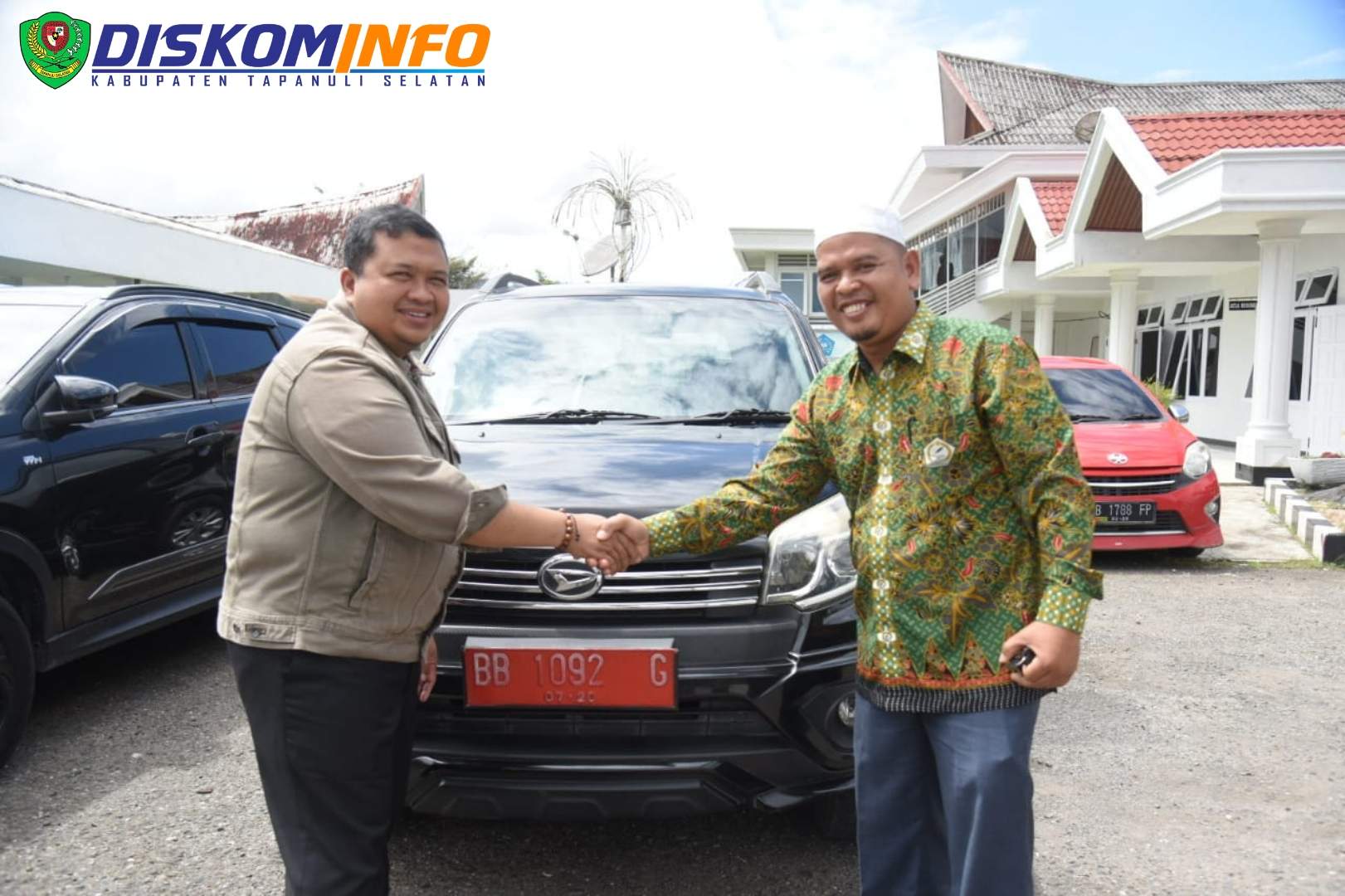 Bupati Tapsel Serahkan Kenderaan Mobil Dinas Kepada Ormas Islam