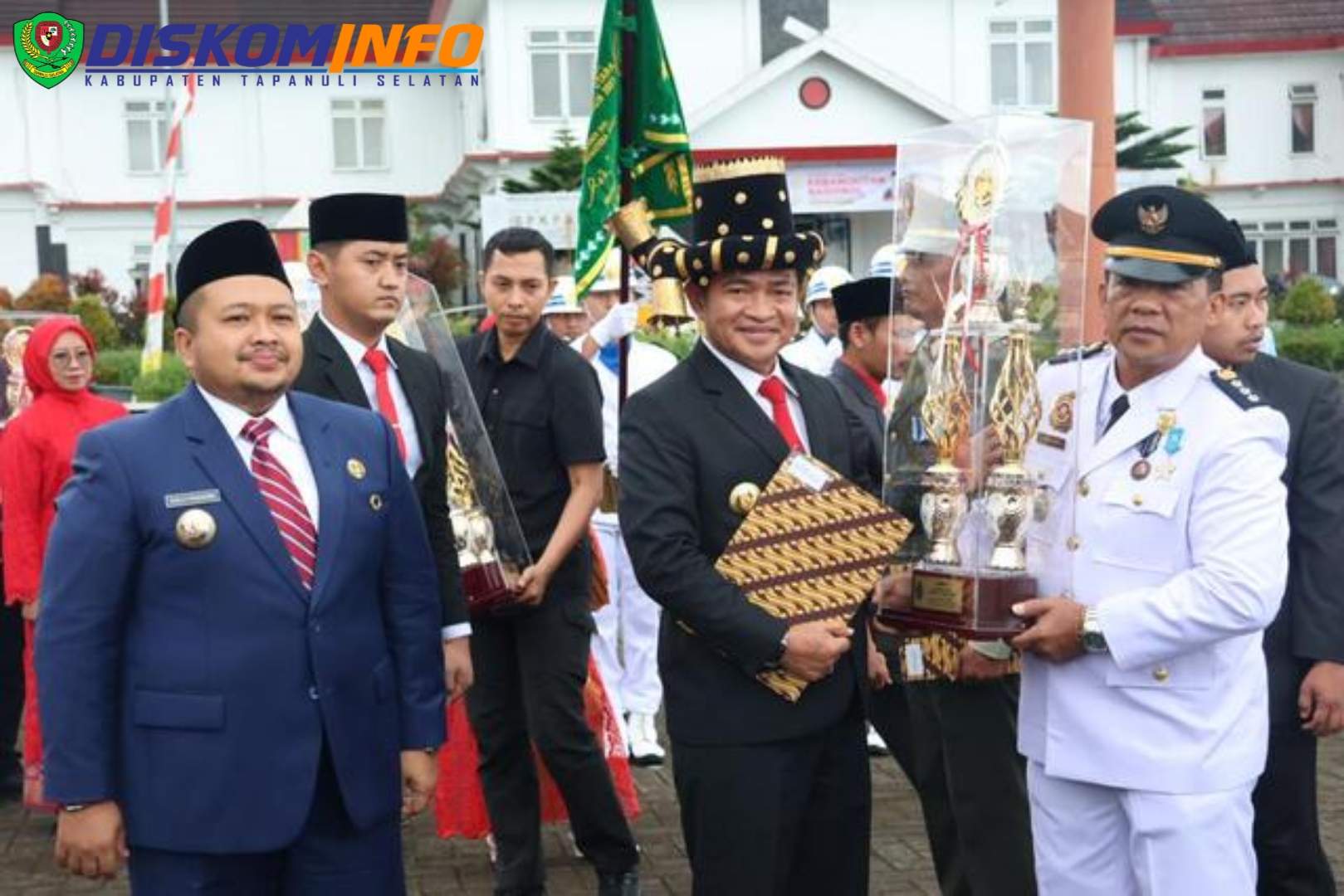 Pj Gubsu Serahkan Tunggul Kecamatan Terbaik I Kategori Kabupaten Tingkat Provsu Ke Camat Sipirok