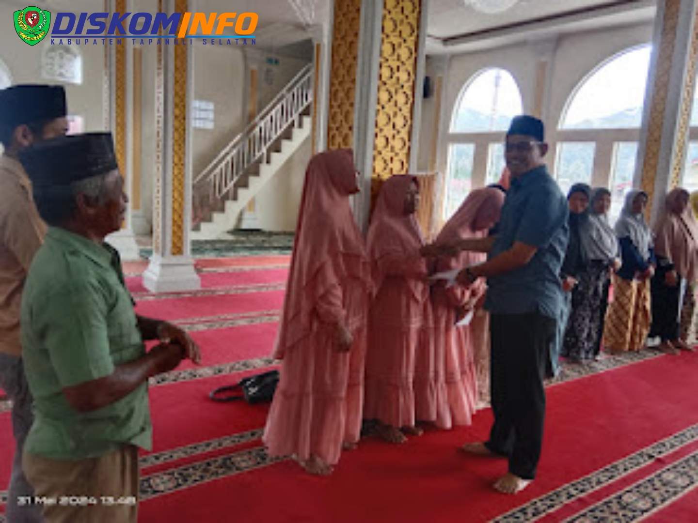 Warga Kec.Saipar Dolok Hole Tapsel Terima zakat Dari Baznas Tapanuli Selatan
