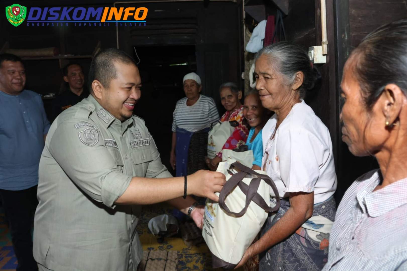 Bupati Tapsel Beri Bantuan Korban Kebakaran di Desa Batu Satail