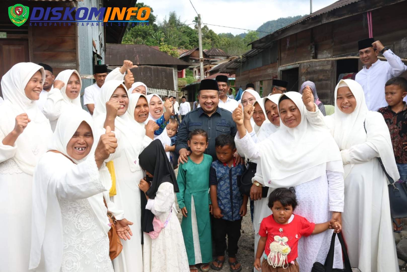 Bupati Tapsel Disambut Hangat Oleh Warga Kecamatan Saipar Dolok Hole