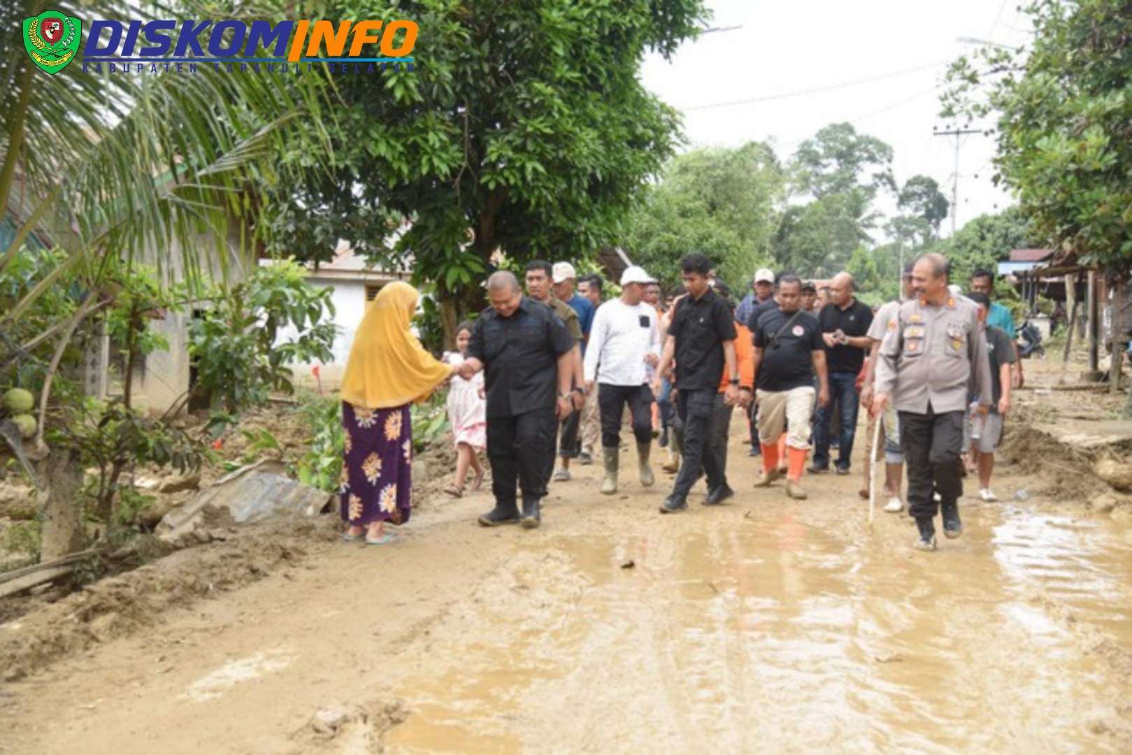 Bupati Dolly Tinjau Wilayah Yang Terdampak Banjir Bandang di Tapsel