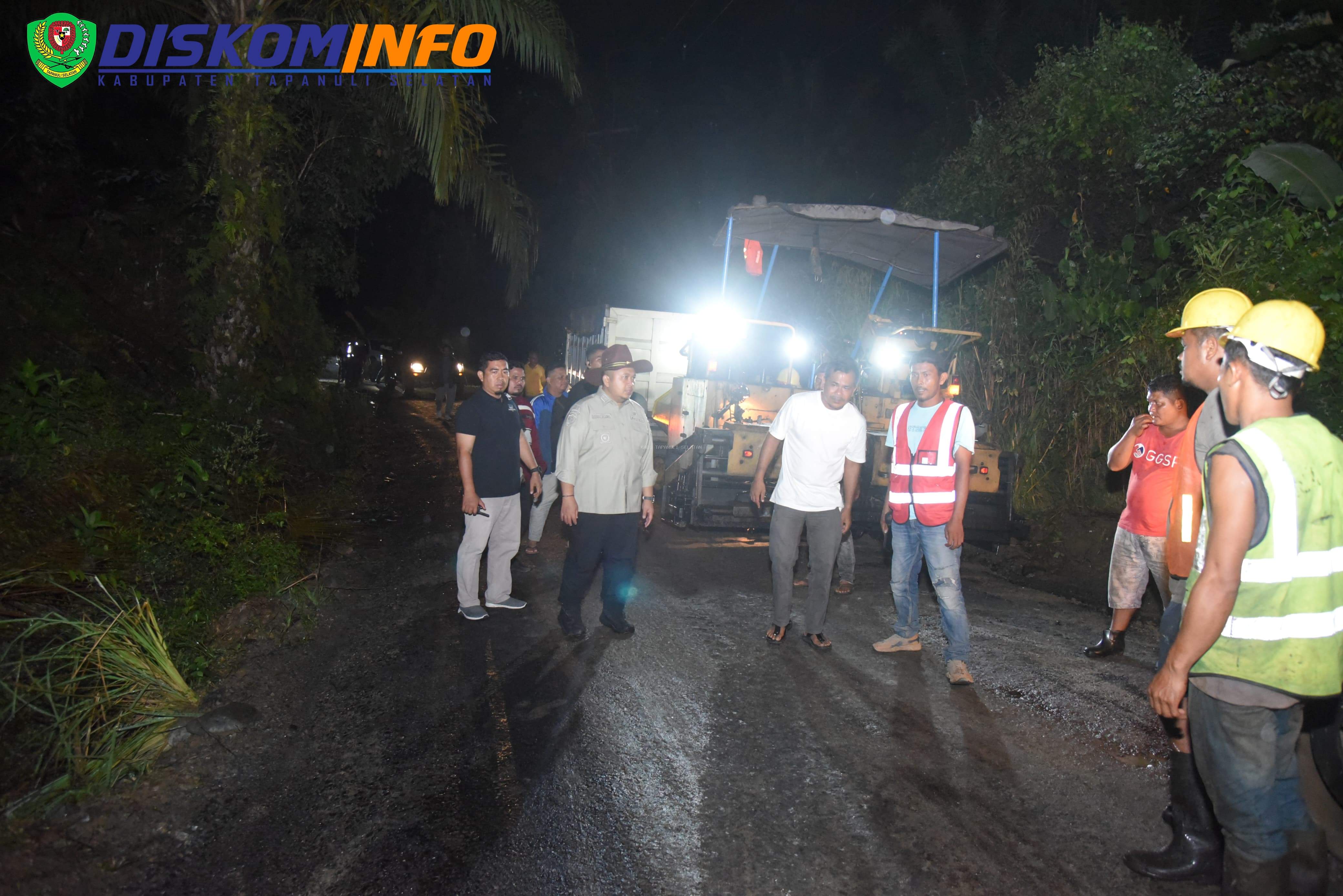 Bupati Tapsel Tinjau Pengaspalan Jalan di Angkola Selatan, Warga Sambut Antusias