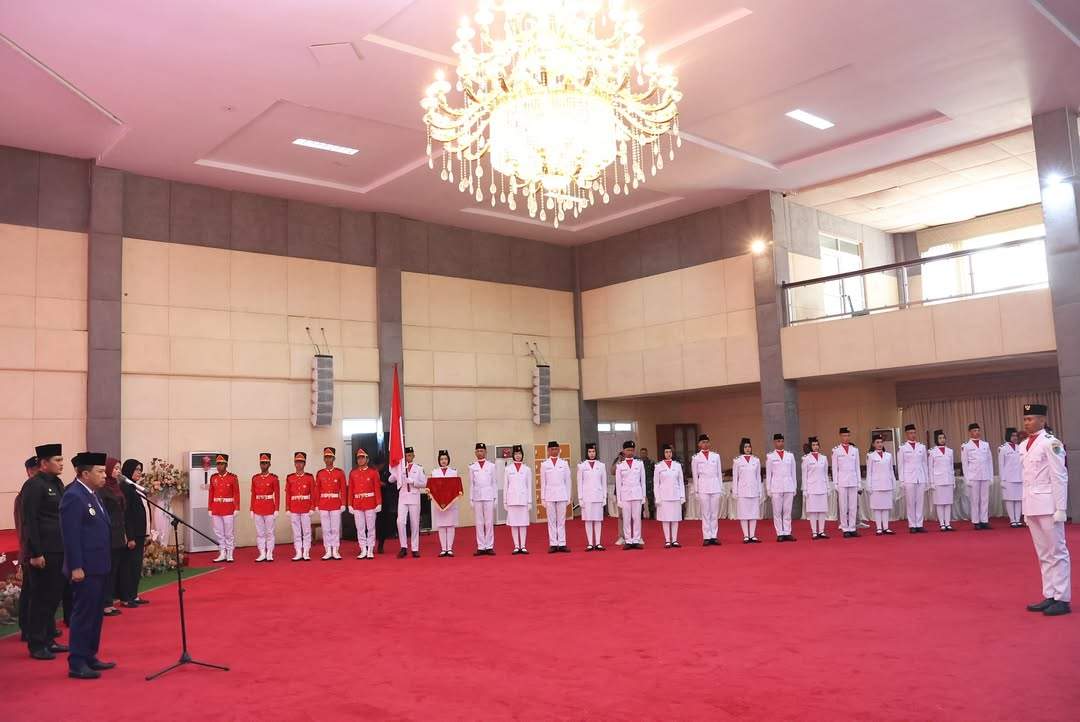Wabup Tapsel Kukuhkan 68 Anggota Paskibra Untuk Upacara HUT RI Ke-80