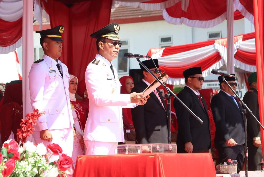 Bupati Tapsel Gus Irawan Perdana Jadi Inspektur Upacara HUT ke-80 RI