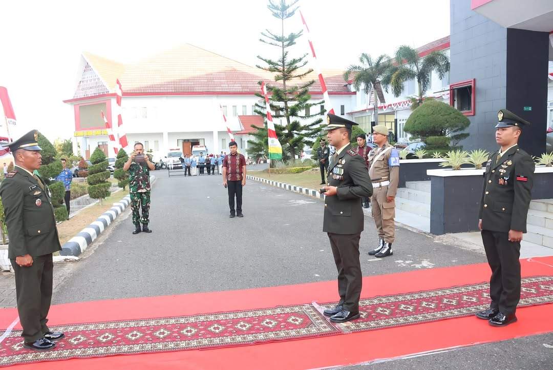 Dandim 0212/TS Pimpin Upacara Penurunan Bendera HUT ke-80 Kemerdekaan Republik Indonesia