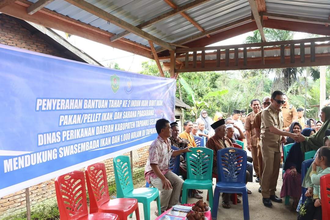 Bupati Tapsel Dorong Program 1.000 Kolam, Serahkan Bantuan Induk Ikan dan Pakan