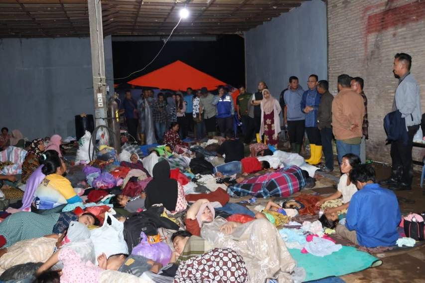 Begitu akses terbuka, Bupati Tapsel Jenguk Korban Banjir di Puskesmas Batang Toru, Dorong Pelayanan Maksimal