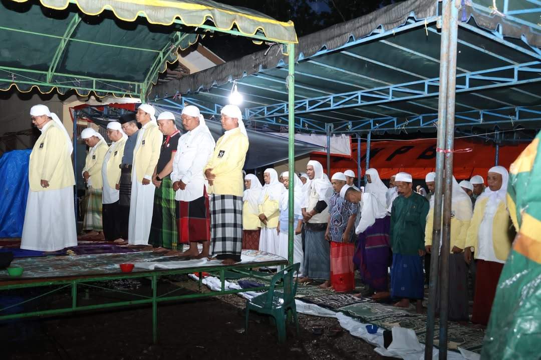 Di Tengah Bencana, Bupati Tapsel Datangi Desa Tandihat dan Salat Maghrib Berjamaah Bersama Warga
