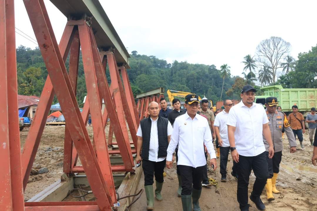 Di Tengah Duka Banjir Bandang, Bobby Nasution dan Gus Irawan Hadir dan Melayani Pengungsi