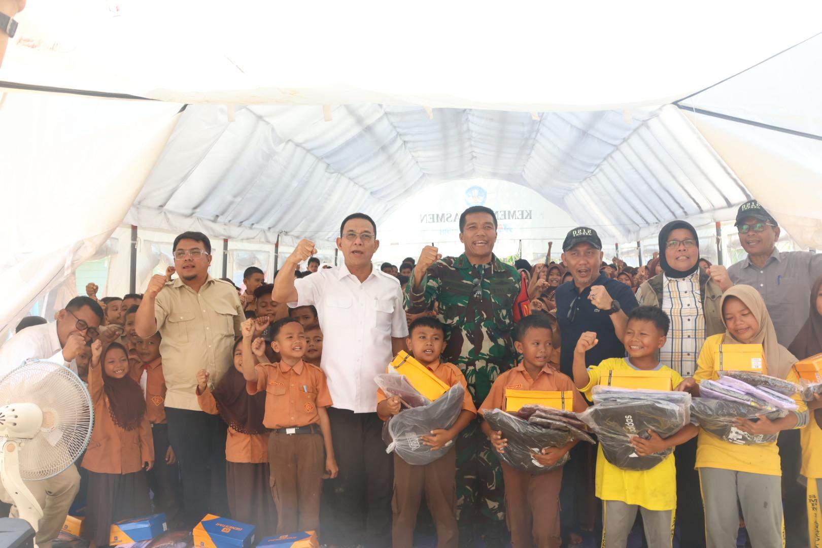 Bupati Tapsel Salurkan Bantuan Perlengkapan Sekolah untuk 249 Siswa di Desa Bandar Tarutung