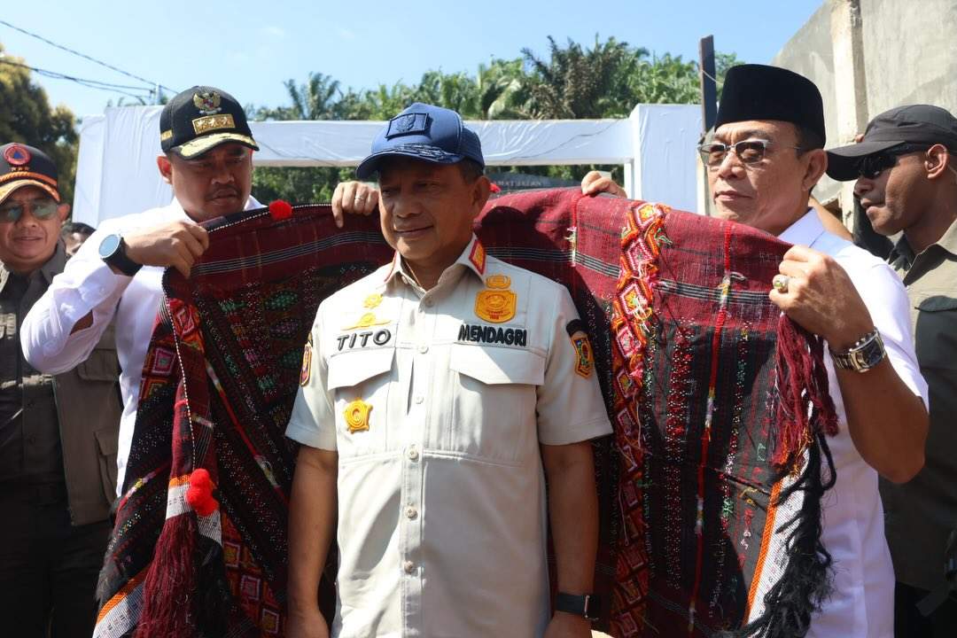 Menteri Dalam Negeri (Mendagri) Tito Karnavian bersama Gubernur Sumatera Utara (Sumut) Muhammad Bobby Afif Nasution meresmikan hunian sementara (Huntara)