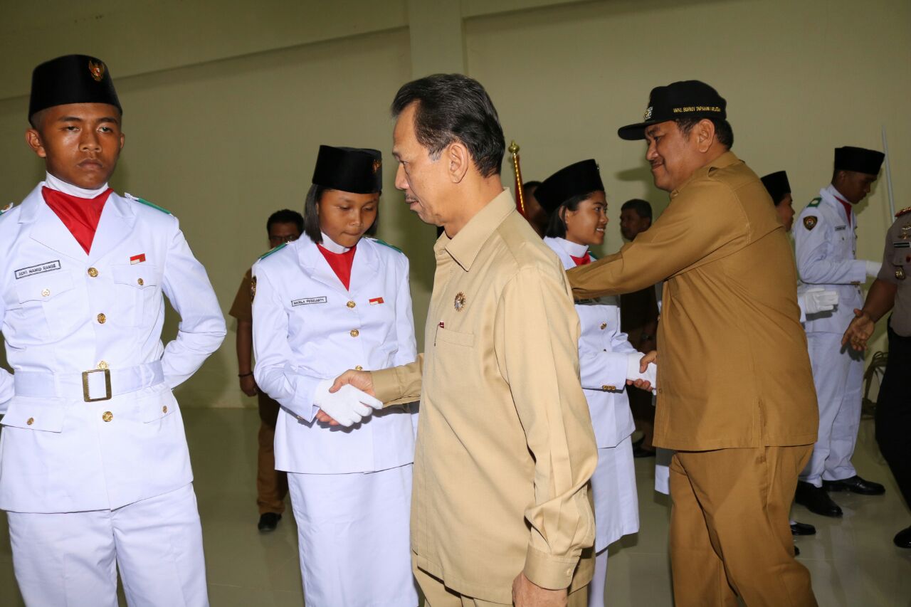 Bupati Tapsel Kukuhkan Anggota Paskibra