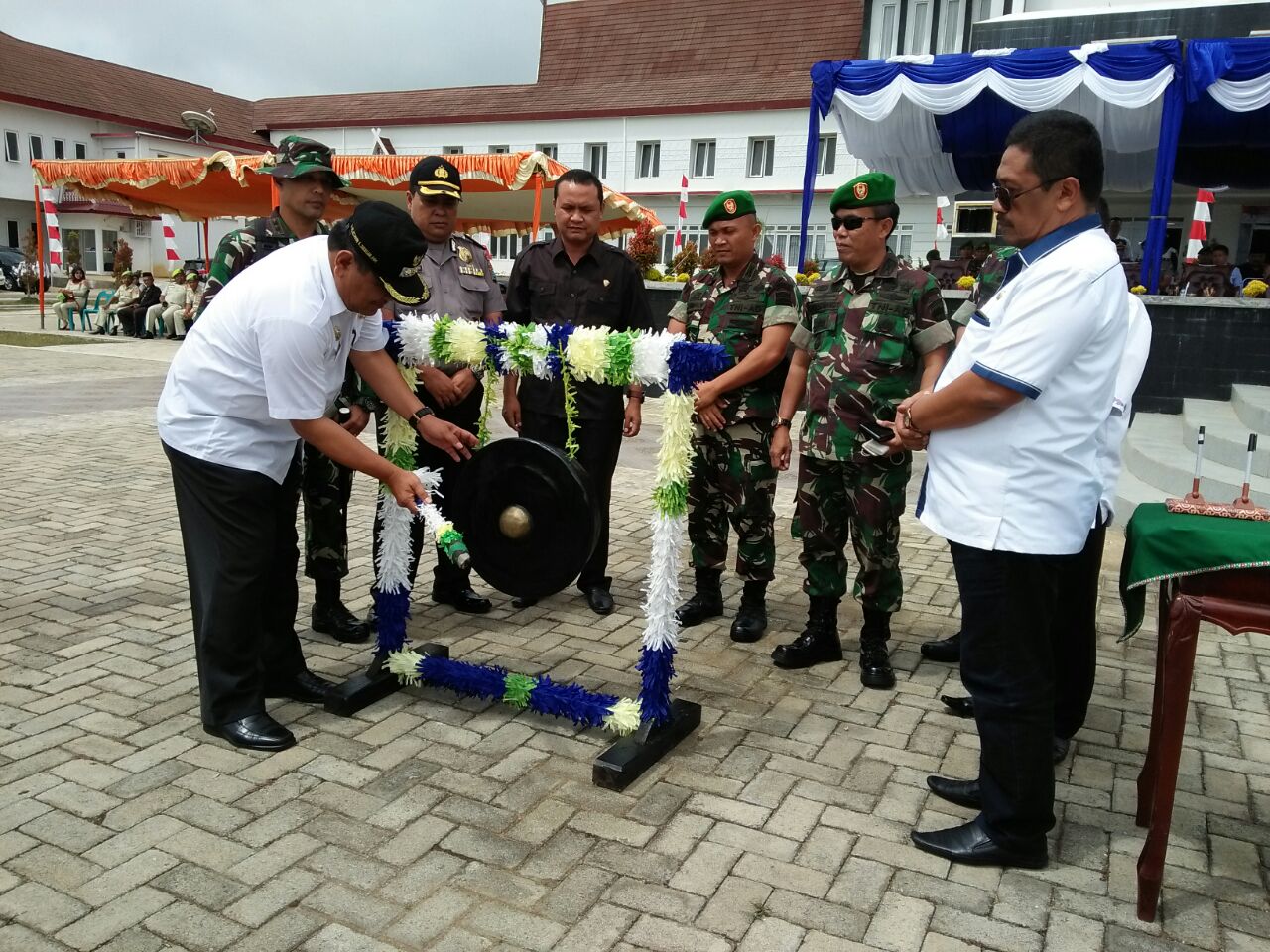 Bupati Tapsel Tandatangani Naskah Serah Terima Tanggung jawab TMMD Ke-100 TA. 2017