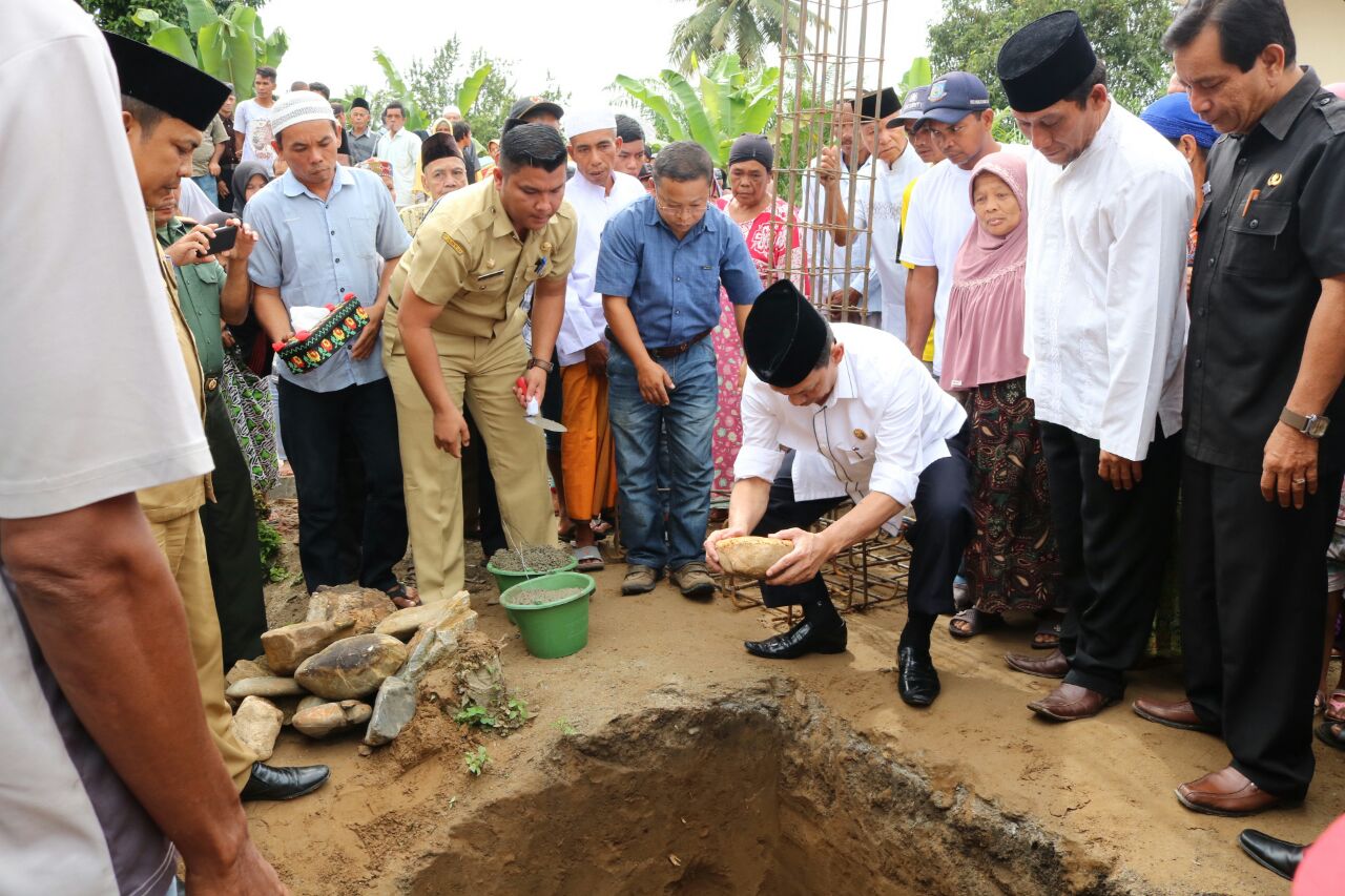 Bupati Tapsel Lakukan  Peletakkan Batu Pertama Pembangunan Mesjid Asasuddin