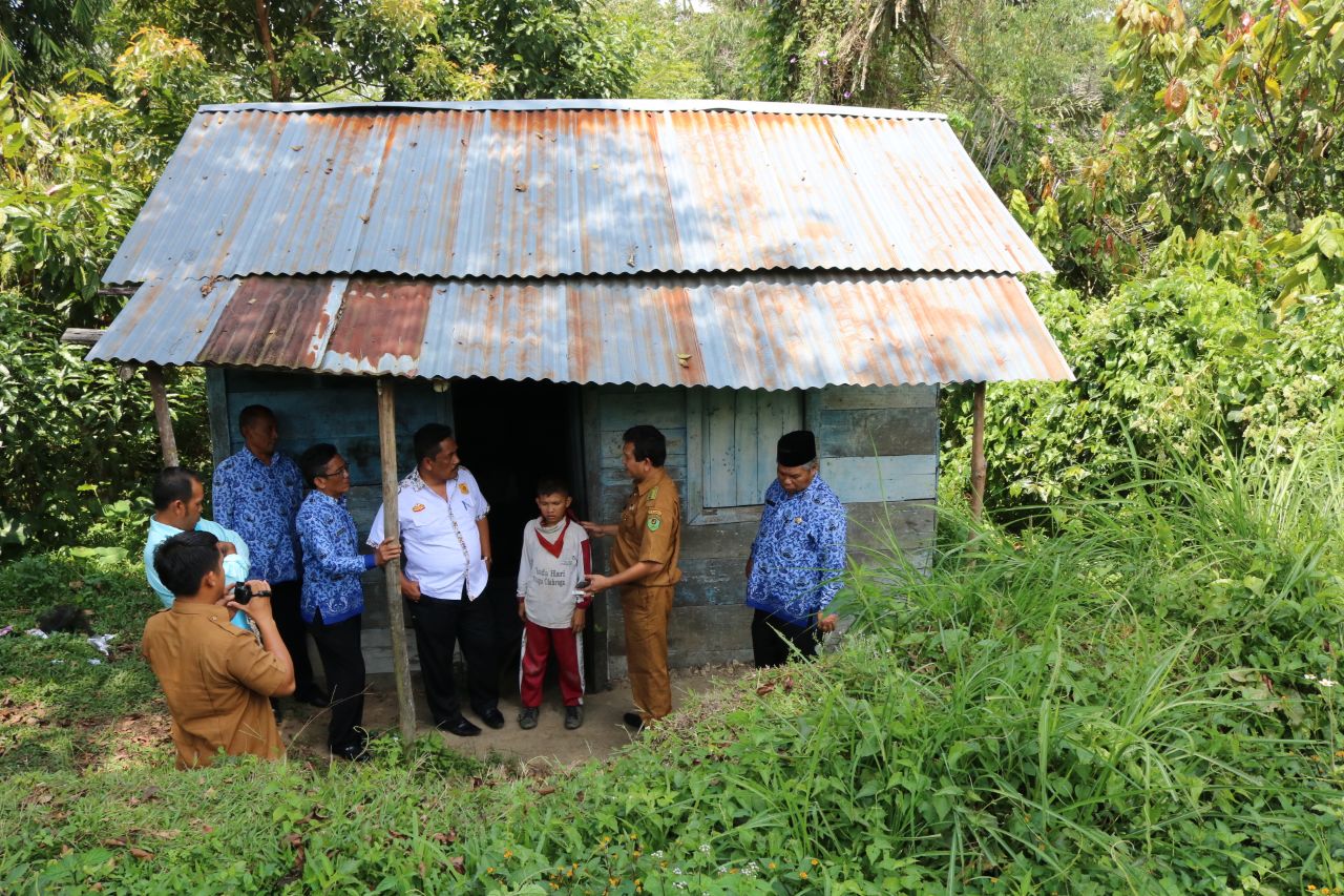 Pemkab Tapsel Peduli Warga Miskin