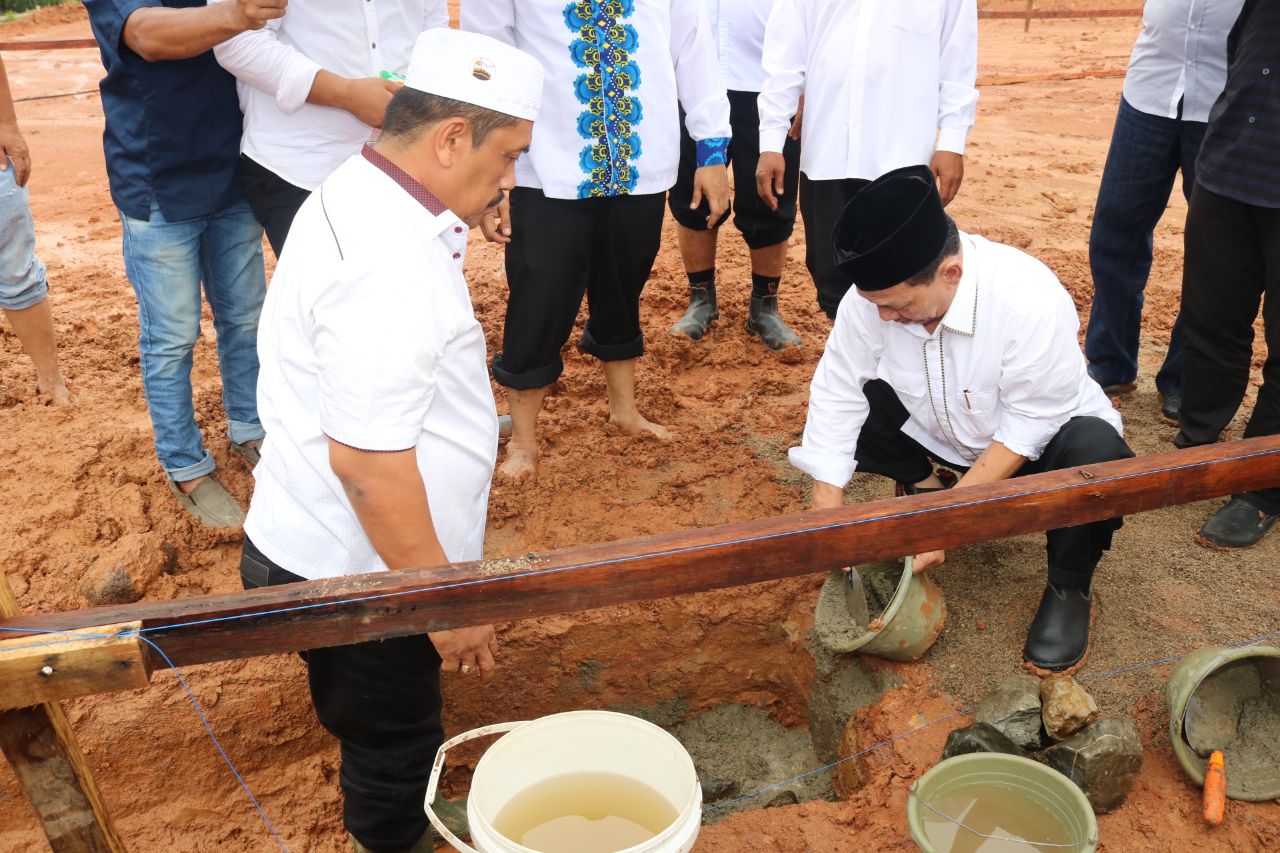 Bupati Tapsel Lakukan Peletakan Batu Pertama Pembangunan Tribun MTQ