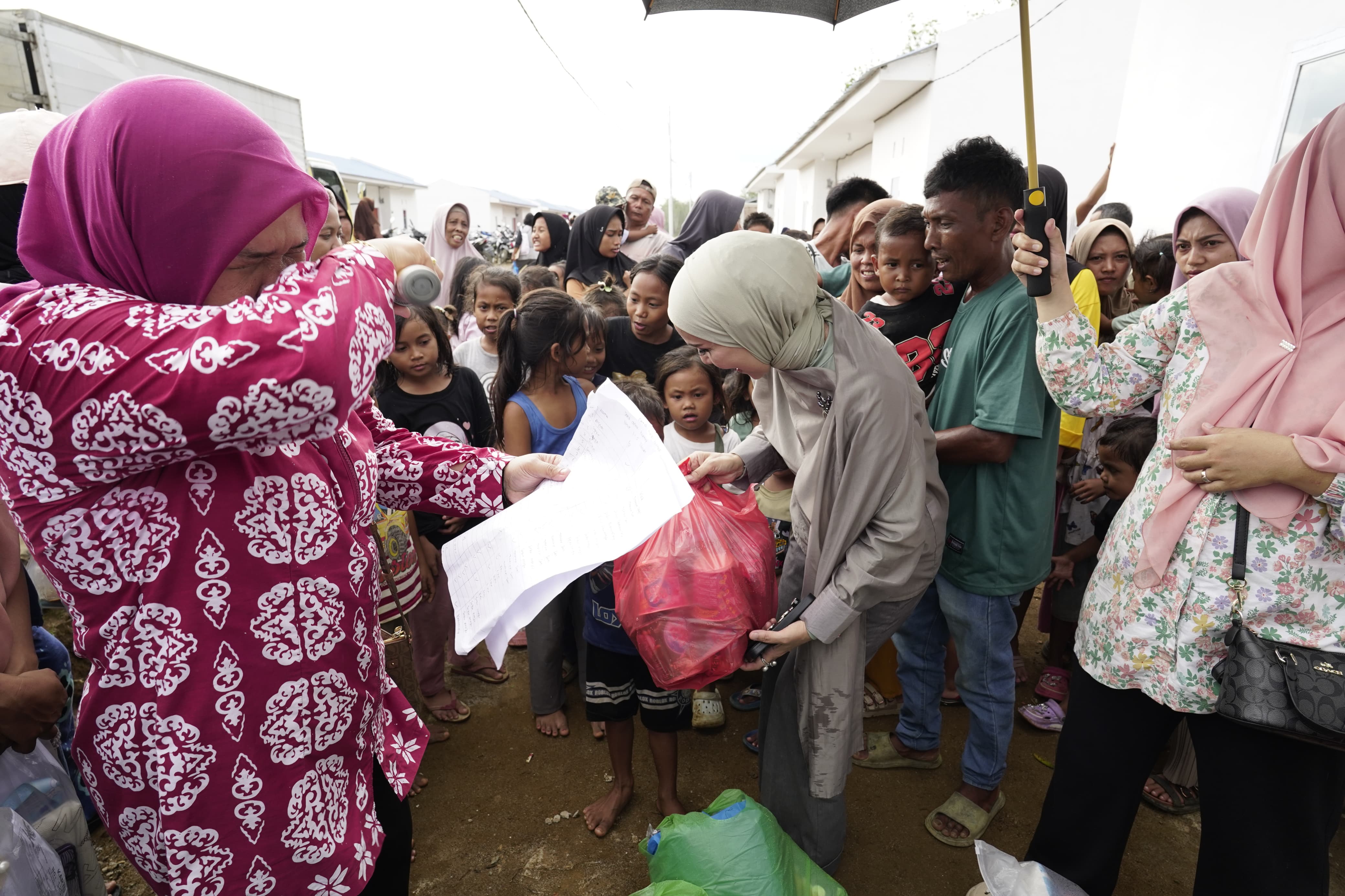 TP PKK Tapanuli Selatan Salurkan Ratusan Paket Bantuan untuk Warga Dusun Tamansari Batangtoru